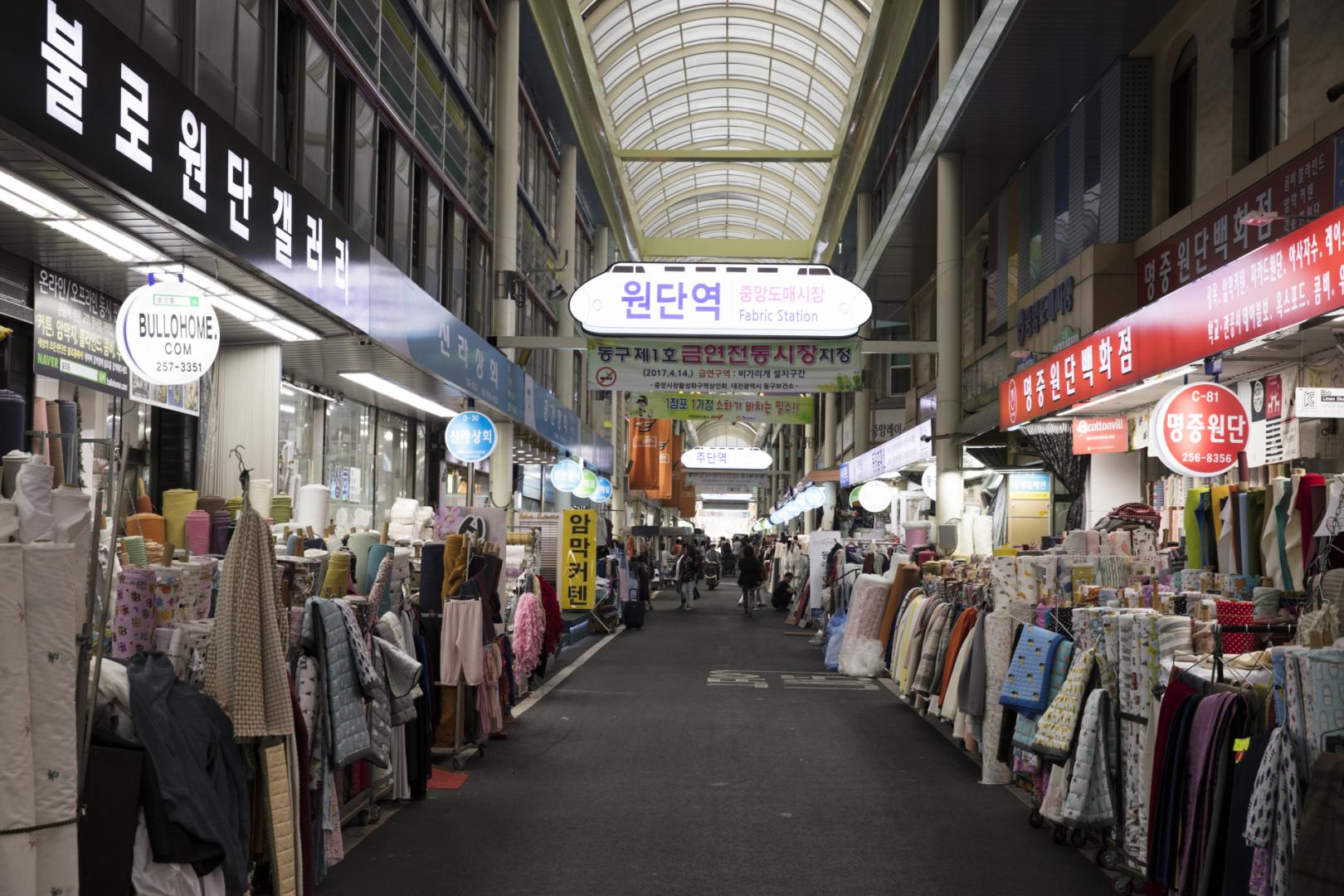 대전중앙시장 아케이드 내부 골목